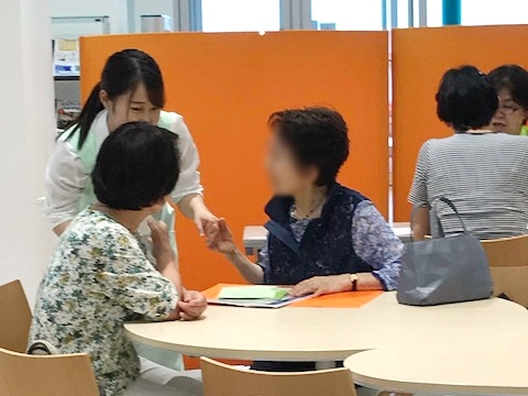 △学生と利用者様の様子