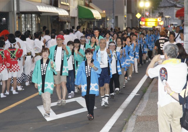 △沿道の方々に見守られながら踊りを披露する「地域とともに鳥取看護大学・鳥取短期大学踊り子連」