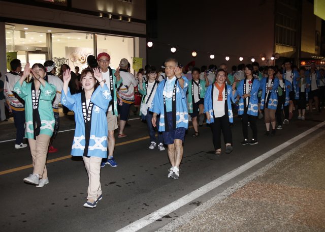 △笑顔で息のあった踊りを披露する「地域とともに鳥取看護大学・鳥取短期大学踊り子連」