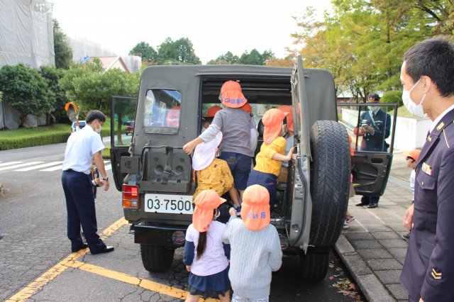 △自衛隊車の展示もあり、附属こども園の子どもたちも大喜びでした