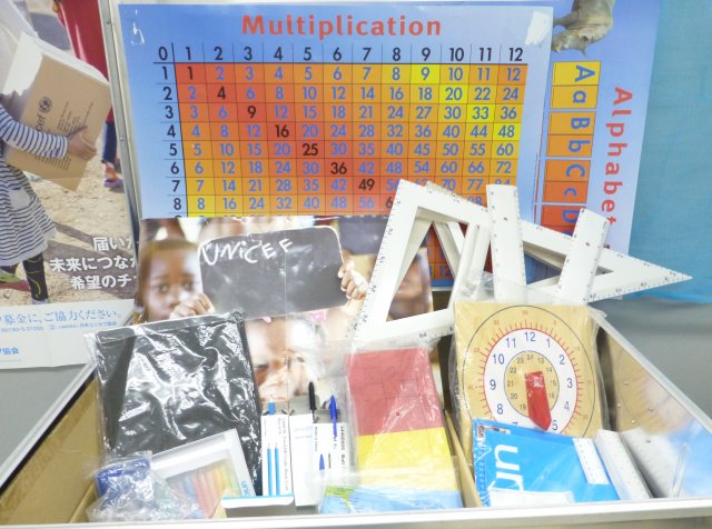 △「箱の中の学校」には学用品が詰まっています