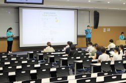 学生の司会でナイトオープンキャンパスのスタートです