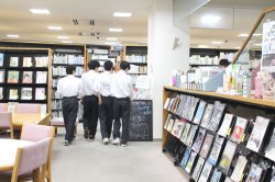 付属図書館本館