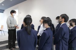 ラーニングコモンズでは在学生からのメッセージを聞いていただきました