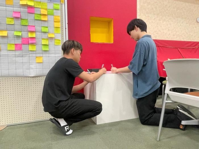 ↑付箋に思いを書いている様子。自由に気持ちを表現しています。 決まりを守れば何を書いても大丈夫！
