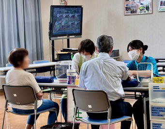 △血圧測定をする学生の様子