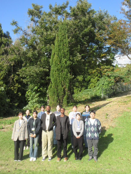 △赤十字のシンボルツリーの見学の様子